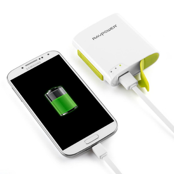 RavPower Filehub allows portable phone charging with a 6000mAh battery pack
