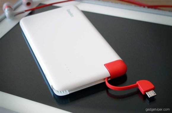 A view of the intergrated USB charging cable on the EasyAcc 4000 mAh PowerBank