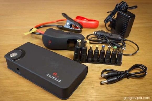 The 1byOne car jump starter and accessoires