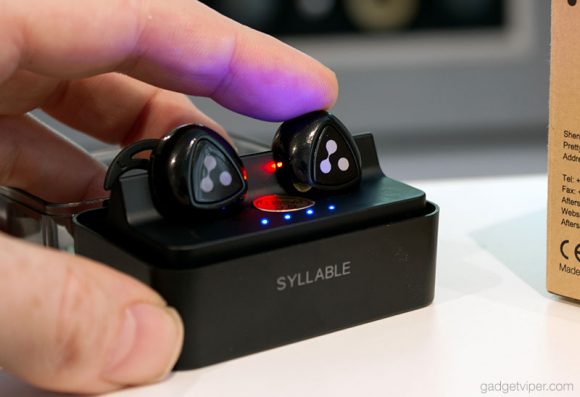 Charging the Syllable D900 Mini earbuds