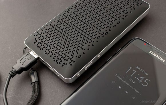 Using the AUKEY SK-A2 as a portable phone charger