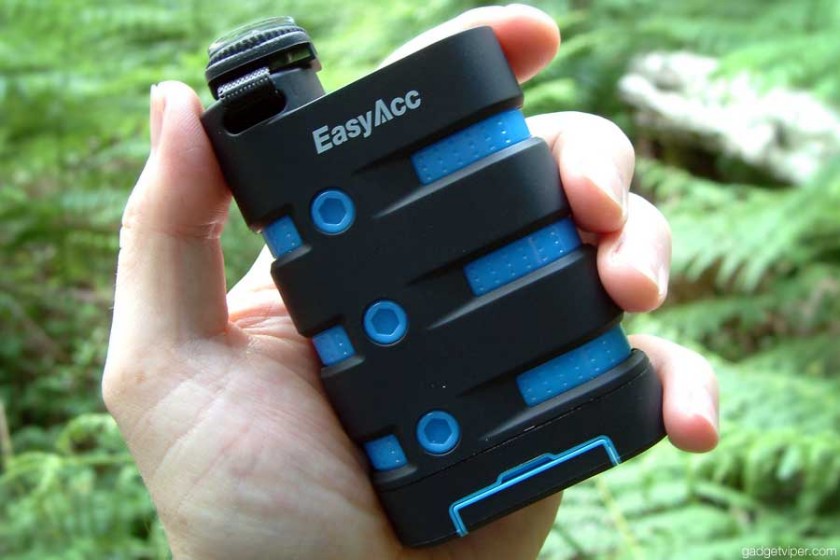 The waterproof EasyAcc power bank aan ideal portable phone charger for hiking