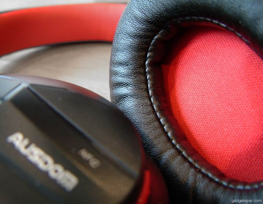 The soft synthetic leather padding on the Ausdom bluetooth headphones