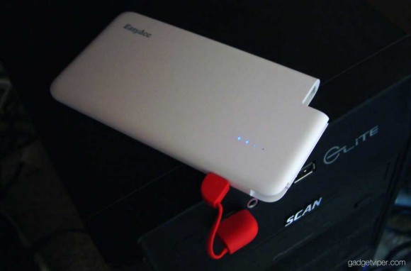 Using the detachable intergrated cable on the EasyAcc 4000 mAh powerbank to recharge the device.