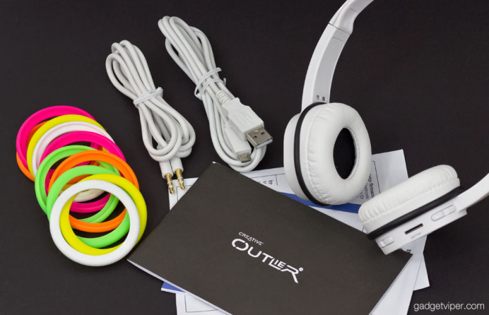 The accessoires that come with the Creative Outlier headphones