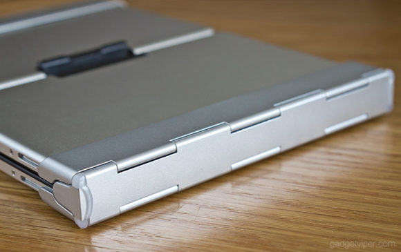 The foldable keyboard from iClever has a well designed hinge.