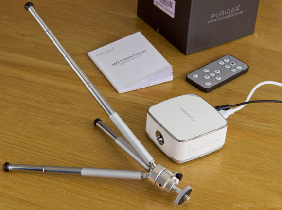 The impressive extendable tripod that comes with the PURIDEA wireless projector