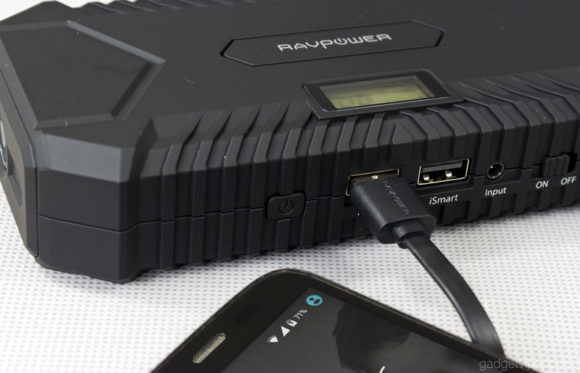Charging mobile devices with the RAVPower portable jump starter