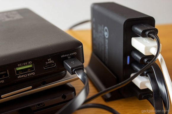 Using the Choetech charging station to top up a quick charge 3.0 power bank