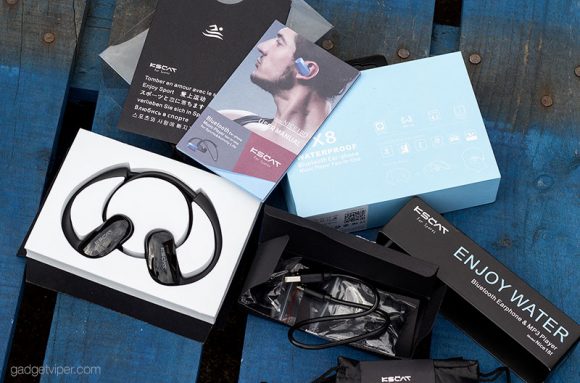 A look at the contents of the KSCAT Nice18f Bluetooth Earphone box