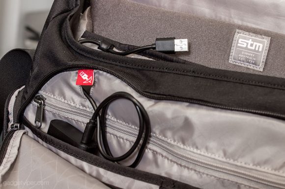 The CableReady system in th eSTM radial laptop messenger bag