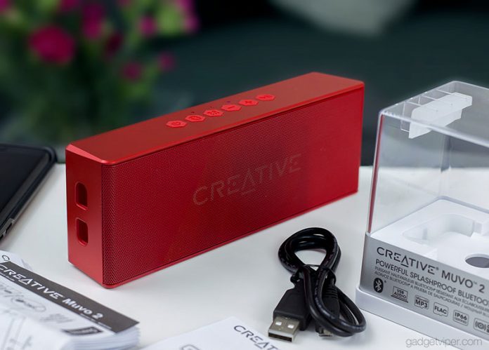 The MUVO 2 come sin a top notch retail display box with a USB charge and data cable.