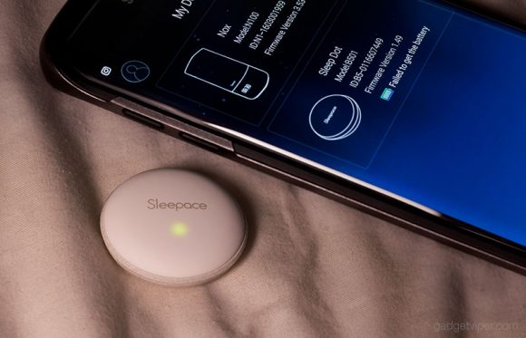 The Sleep Dot mini sleep tracker plaired with a smartphone